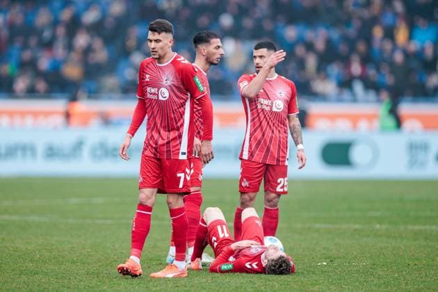 2. Fußball Bundesliga: Eintracht Braunschweig - 1. FC Köln; 01.02.2025 Florian Kainz (1. FC Köln, 11) liegt angeschlagen auf dem Rasen 2. Fußball Bundesliga, Eintracht Braunschweig - 1. FC Köln, Braunschweig, EINTRACHT-Stadion am 01.02.2025 DFL REGULATIONS PROHIBIT ANY USE OF PHOTOGRAPHS AS IMAGE SEQUENCES AND OR QUASI-VIDEO.