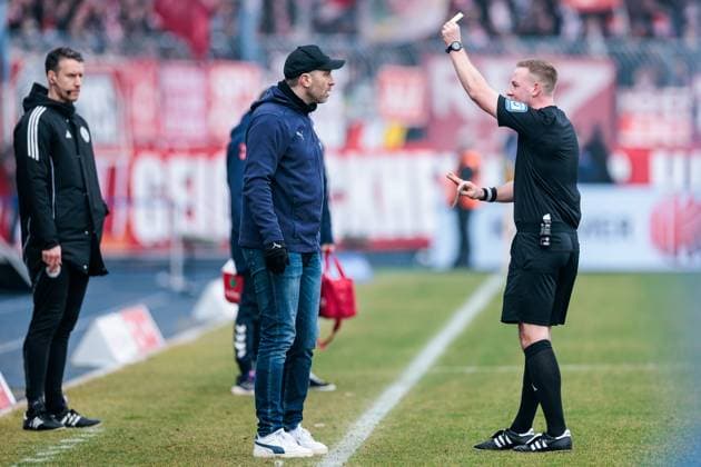 2. Fußball Bundesliga: Eintracht Braunschweig - 1. FC Köln; 01.02.2025 Schiedsrichter Lars Erbst zeigt Gelb für Daniel Scherning (Trainer Eintracht Braunschweig) 2. Fußball Bundesliga, Eintracht Braunschweig - 1. FC Köln, Braunschweig, EINTRACHT-Stadion am 01.02.2025 DFL REGULATIONS PROHIBIT ANY USE OF PHOTOGRAPHS AS IMAGE SEQUENCES AND OR QUASI-VIDEO.