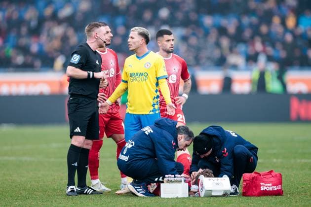 2. Fußball Bundesliga: Eintracht Braunschweig - 1. FC Köln; 01.02.2025 Florian Kainz (1. FC Köln, 11) muss behandelt und ausgewechselt werden 2. Fußball Bundesliga, Eintracht Braunschweig - 1. FC Köln, Braunschweig, EINTRACHT-Stadion am 01.02.2025 DFL REGULATIONS PROHIBIT ANY USE OF PHOTOGRAPHS AS IMAGE SEQUENCES AND OR QUASI-VIDEO.