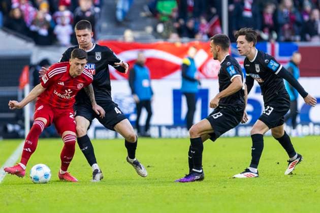 2. Fussball-Bundesliga: Fortuna Düsseldorf - SSV Ulm 1846 Fussball, 01.02.2024 Dawid Kownacki (Fortuna Düsseldorf, 24), Tom Gaal (SSV Ulm 1846 Fussball, 4). 2. Fussball-Bundesliga, Fortuna Düsseldorf - SSV Ulm 1846 Fussball, 20. Spieltag, am 01.02.2024, Merkur Spiel-Arena, Düsseldorf DFL regulations prohibit any use of photographs as image sequences and or quasi-video
