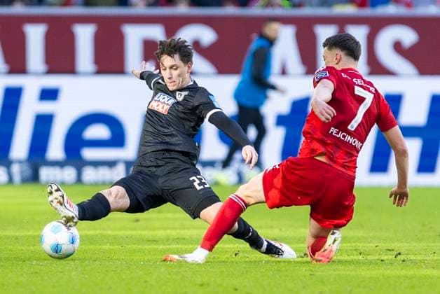 2. Fussball-Bundesliga: Fortuna Düsseldorf - SSV Ulm 1846 Fussball, 01.02.2024 Max Brandt (SSV Ulm 1846 Fussball, 23) im Zweikampf mit Dzenan Pejcinovic (Fortuna Düsseldorf, 7). 2. Fussball-Bundesliga, Fortuna Düsseldorf - SSV Ulm 1846 Fussball, 20. Spieltag, am 01.02.2024, Merkur Spiel-Arena, Düsseldorf DFL regulations prohibit any use of photographs as image sequences and or quasi-video