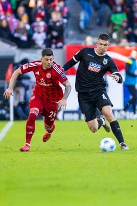 2. Fussball-Bundesliga: Fortuna Düsseldorf - SSV Ulm 1846 Fussball, 01.02.2024 Dawid Kownacki (Fortuna Düsseldorf, 24), Tom Gaal (SSV Ulm 1846 Fussball, 4). 2. Fussball-Bundesliga, Fortuna Düsseldorf - SSV Ulm 1846 Fussball, 20. Spieltag, am 01.02.2024, Merkur Spiel-Arena, Düsseldorf DFL regulations prohibit any use of photographs as image sequences and or quasi-video