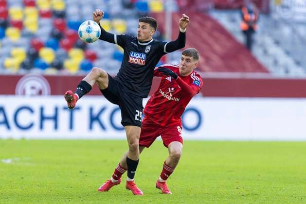 2. Fussball-Bundesliga: Fortuna Düsseldorf - SSV Ulm 1846 Fussball, 01.02.2024 Semir Telalovic (SSV Ulm 1846 Fussball, 29) im Zweikampf mit Isak Bergmann Johannesson (Fortuna Düsseldorf, 8). 2. Fussball-Bundesliga, Fortuna Düsseldorf - SSV Ulm 1846 Fussball, 20. Spieltag, am 01.02.2024, Merkur Spiel-Arena, Düsseldorf DFL regulations prohibit any use of photographs as image sequences and or quasi-video
