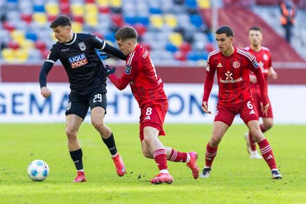 2. Fussball-Bundesliga: Fortuna Düsseldorf - SSV Ulm 1846 Fussball, 01.02.2024 Semir Telalovic (SSV Ulm 1846 Fussball, 29) im Zweikampf mit Isak Bergmann Johannesson (Fortuna Düsseldorf, 8). 2. Fussball-Bundesliga, Fortuna Düsseldorf - SSV Ulm 1846 Fussball, 20. Spieltag, am 01.02.2024, Merkur Spiel-Arena, Düsseldorf DFL regulations prohibit any use of photographs as image sequences and or quasi-video