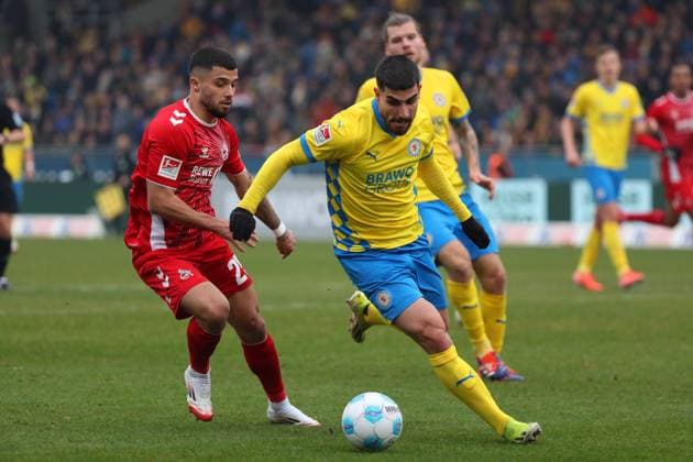 Braunschweig vs. Köln, 2. BL Braunschweig, 01.02.2025, FUßBALL - Eintracht Braunschweig vs. 1. FC Köln, 2. BL, Saison 2024 25. Jusuf Gazibegovic (1.FC Köln), Fabio Di Michele Sanchez (Eintracht Braunschweig) Braunschweig