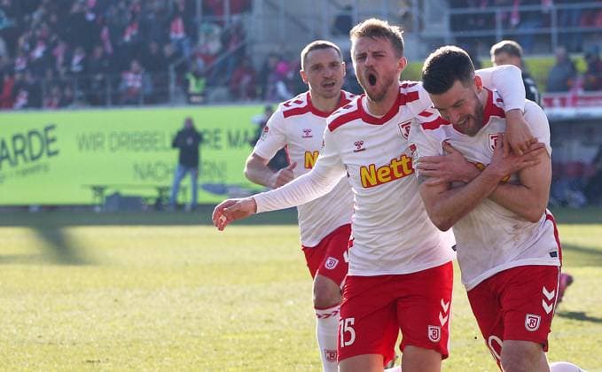 Torjubel Kühlwetter Penalty Tor 1-0 , 2.Bundesliga , Jahn Regensburg-Hertha Berlin , Fußball , in den Jahnstadion , Regensburg , Bayern , Deutschland . Februar 01, 2025 . Photo by: Davide Elias Ipa Photo Pressefoto DENL Copyright: xDavidexEliasx