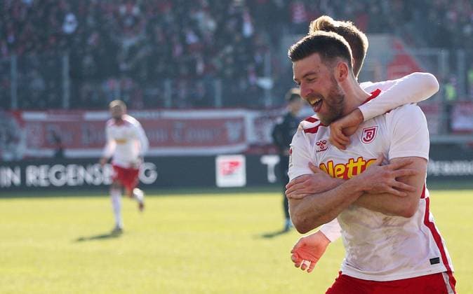 Torjubel Kühlwetter Penalty Tor 1-0 , 2.Bundesliga , Jahn Regensburg-Hertha Berlin , Fußball , in den Jahnstadion , Regensburg , Bayern , Deutschland . Februar 01, 2025 . Photo by: Davide Elias Ipa Photo Pressefoto DENL Copyright: xDavidexEliasx