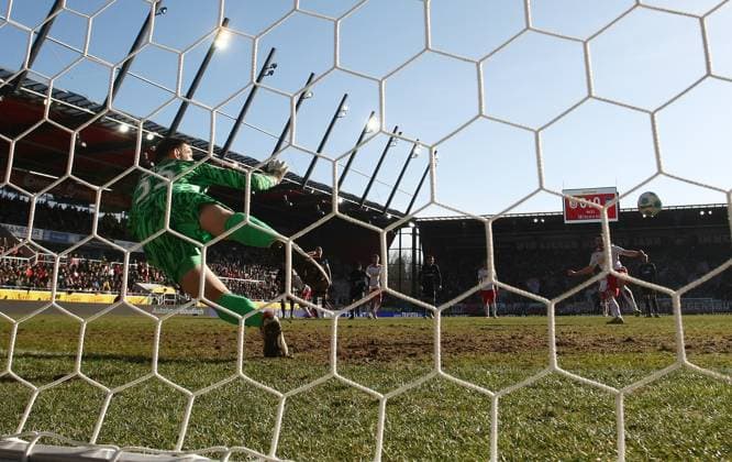 Kühlwetter Penalty Tor 1-0 , 2.Bundesliga , Jahn Regensburg-Hertha Berlin , Fußball , in den Jahnstadion , Regensburg , Bayern , Deutschland . Februar 01, 2025 . Photo by: Davide Elias Ipa Photo Pressefoto DENL Copyright: xDavidexEliasx