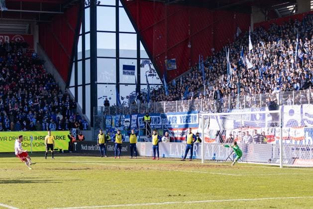 01.02.2025, Fussball, GER, Saison, 2.Liga, Saision 2024 2025, 20. Spieltag, SSV Jahn Regensburg - Hertha BSC Berlin Christian Kühlwetter (SSV Jahn Regensburg) verwandelt den Elfmeter zum 1:0 DFL REGULATIONS PROHIBIT ANY USE OF PHOTOGRAPHS AS IMAGE SEQUENCES AND OR QUASI-VIDEO.