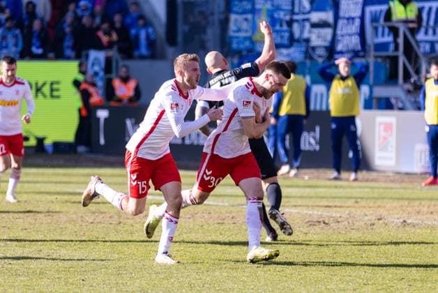 01.02.2025, Fussball, GER, Saison, 2.Liga, Saision 2024 2025, 20. Spieltag, SSV Jahn Regensburg - Hertha BSC Berlin Jubel nach dem 1:0 durch den verwandelten Foulelfmeter durch Christian Kühlwetter (SSV Jahn Regensburg) DFL REGULATIONS PROHIBIT ANY USE OF PHOTOGRAPHS AS IMAGE SEQUENCES AND OR QUASI-VIDEO.