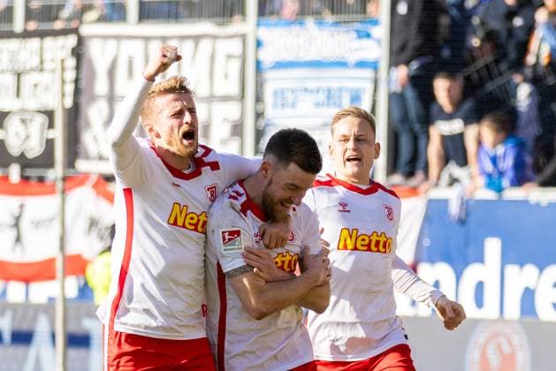 01.02.2025, Fussball, GER, Saison, 2.Liga, Saision 2024 2025, 20. Spieltag, SSV Jahn Regensburg - Hertha BSC Berlin Jubel nach dem 1:0 durch den verwandelten Foulelfmeter durch Christian Kühlwetter (SSV Jahn Regensburg) DFL REGULATIONS PROHIBIT ANY USE OF PHOTOGRAPHS AS IMAGE SEQUENCES AND OR QUASI-VIDEO.