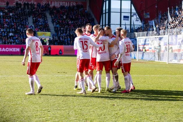 01.02.2025, Fussball, GER, Saison, 2.Liga, Saision 2024 2025, 20. Spieltag, SSV Jahn Regensburg - Hertha BSC Berlin Jubel nach dem 1:0 durch den verwandelten Foulelfmeter durch Christian Kühlwetter (SSV Jahn Regensburg) DFL REGULATIONS PROHIBIT ANY USE OF PHOTOGRAPHS AS IMAGE SEQUENCES AND OR QUASI-VIDEO.