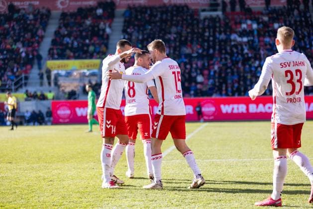 01.02.2025, Fussball, GER, Saison, 2.Liga, Saision 2024 2025, 20. Spieltag, SSV Jahn Regensburg - Hertha BSC Berlin Jubel nach dem 1:0 durch den verwandelten Foulelfmeter durch Christian Kühlwetter (SSV Jahn Regensburg) DFL REGULATIONS PROHIBIT ANY USE OF PHOTOGRAPHS AS IMAGE SEQUENCES AND OR QUASI-VIDEO.