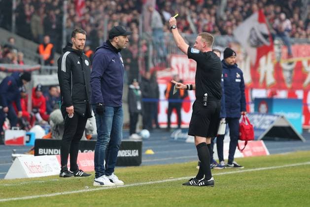 Braunschweig vs. Köln, 2. BL Braunschweig, 01.02.2025, FUßBALL - Eintracht Braunschweig vs. 1. FC Köln, 2. BL, Saison 2024 25. Schiedsrichter Lars Erbst zeigt Cheftrainer Daniel Scherning (Eintracht Braunschweig) die gelbe Karte. Braunschweig
