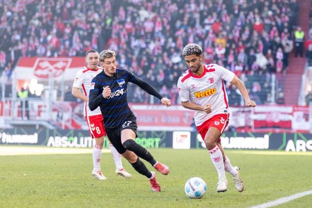 01.02.2025, Fussball, GER, Saison, 2.Liga, Saision 2024 2025, 20. Spieltag, SSV Jahn Regensburg - Hertha BSC Berlin Michael Cuisance gegen Bryan Hein (SSV Jahn) DFL REGULATIONS PROHIBIT ANY USE OF PHOTOGRAPHS AS IMAGE SEQUENCES AND OR QUASI-VIDEO.