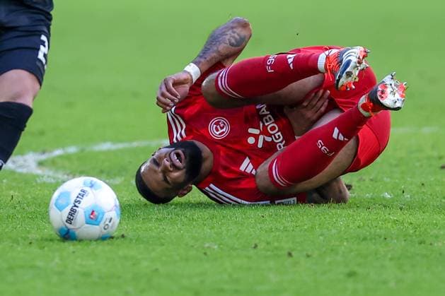 01.02.2025, Fußball, Fortuna Düsseldorf - SSV Ulm 1846, 2.. Fußball Bundesliga, 20. Spieltag, Merkur Spiel-Arena, Saison 2024 2025: Jamil Siebert (Fortuna Düsseldorf 20) liegt mit Schmerzen auf dem Spielfeld DFB regulations prohibit any use of photographs as image sequences and or quasi-video. Nordrhein-Westfalen Deutschland