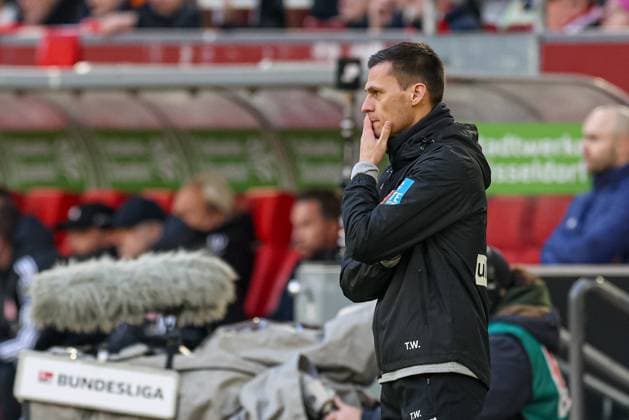 Düsseldorf, Deutschland, 01.02.25: Trainer Thomas Wörle (SSV Ulm 1846) schaut waehrend des 2. Bundesliga Spiels zwischen Fortuna Düsseldorf vs SSV Ulm 1846 in der Merkur Spiel Arena am 01. February 2025 in Düsseldorf, Deutschland. Düsseldorf Merkur Spiel Arena North Rhine-Westphalia Germany