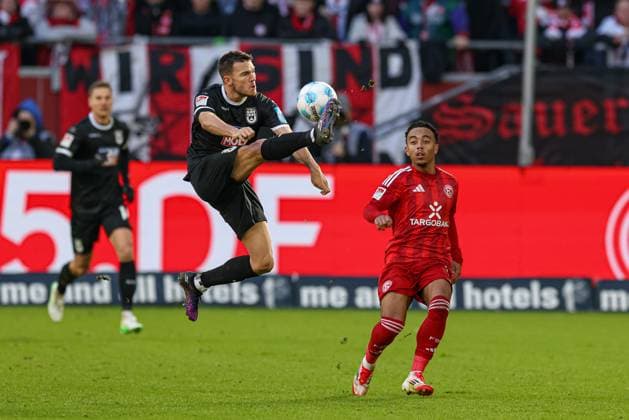 Düsseldorf, Deutschland, 01.02.25: Romario Rösch (SSV Ulm 1846) und Myron Cedric van Brederode (Fortuna Duesseldorf) im Kampf um den Ball waehrend des 2. Bundesliga Spiels zwischen Fortuna Düsseldorf vs SSV Ulm 1846 in der Merkur Spiel Arena am 01. February 2025 in Düsseldorf, Deutschland. Düsseldorf Merkur Spiel Arena North Rhine-Westphalia Germany