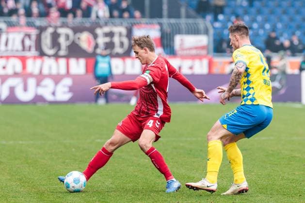 2. Fußball Bundesliga: Eintracht Braunschweig - 1. FC Köln; 01.02.2025 Zweikampf Timo Hübers (1. FC Köln, 4), Sebastian Polter (Eintracht Braunschweig, 17) 2. Fußball Bundesliga, Eintracht Braunschweig - 1. FC Köln, Braunschweig, EINTRACHT-Stadion am 01.02.2025 DFL REGULATIONS PROHIBIT ANY USE OF PHOTOGRAPHS AS IMAGE SEQUENCES AND OR QUASI-VIDEO.