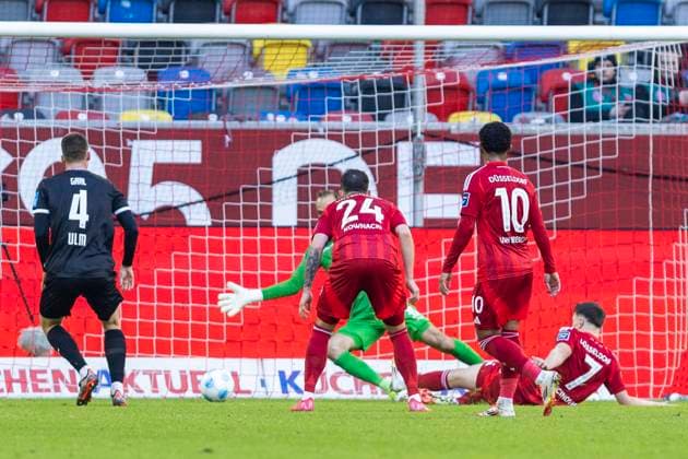 2. Fussball-Bundesliga: Fortuna Düsseldorf - SSV Ulm 1846 Fussball, 01.02.2024 Dzenan Pejcinovic (Fortuna Düsseldorf, 7) mit einer Grosschance. 2. Fussball-Bundesliga, Fortuna Düsseldorf - SSV Ulm 1846 Fussball, 20. Spieltag, am 01.02.2024, Merkur Spiel-Arena, Düsseldorf DFL regulations prohibit any use of photographs as image sequences and or quasi-video