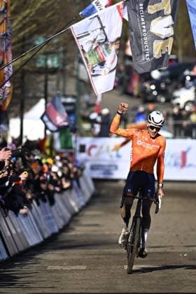 Dutch Tibor Del Grosso celebrates as he crosses the finish line to win the men U23 race, at the UCI Cyclocross World Championships, in Lievin, France, Saturday 01 February 2025. The world championships are taking place from 31 January until 02 February. JASPERxJACOBS  x111572012x