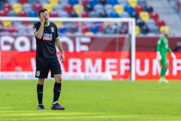 2. Fussball-Bundesliga: Fortuna Düsseldorf - SSV Ulm 1846 Fussball, 01.02.2024 Romario Rösch (SSV Ulm 1846 Fussball, 43) hadert. 2. Fussball-Bundesliga, Fortuna Düsseldorf - SSV Ulm 1846 Fussball, 20. Spieltag, am 01.02.2024, Merkur Spiel-Arena, Düsseldorf DFL regulations prohibit any use of photographs as image sequences and or quasi-video
