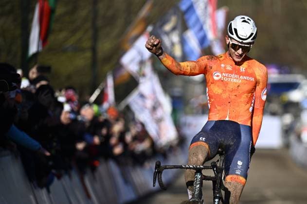 Dutch Tibor Del Grosso celebrates as he crosses the finish line to win the men U23 race, at the UCI Cyclocross World Championships, in Lievin, France, Saturday 01 February 2025. The world championships are taking place from 31 January until 02 February. JASPERxJACOBS  x111572038x