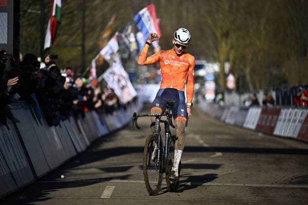Dutch Tibor Del Grosso celebrates as he crosses the finish line to win the men U23 race, at the UCI Cyclocross World Championships, in Lievin, France, Saturday 01 February 2025. The world championships are taking place from 31 January until 02 February. JASPERxJACOBS  x111572042x