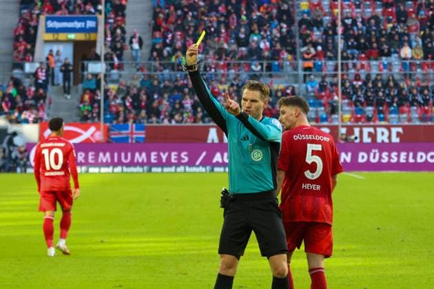 01.02.2025, xfanx, Fussball 2.Bundesliga, Fortuna Duesseldorf - SSV Ulm 1846 v.l. Schiedsrichter Timo Gerlach (Deutschland) zeigt Romario Rösch (SSV Ulm 1846) die gelbe Karte nach einem Foul (DFL DFB REGULATIONS PROHIBIT ANY USE OF PHOTOGRAPHS as IMAGE SEQUENCES and or QUASI-VIDEO) Duesseldorf