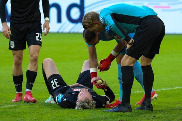 01.02.2025, xfanx, Fussball 2.Bundesliga, Fortuna Duesseldorf - SSV Ulm 1846 v.l. Philipp Strompf (SSV Ulm 1846) liegt verletzt auf dem Spielfeld (DFL DFB REGULATIONS PROHIBIT ANY USE OF PHOTOGRAPHS as IMAGE SEQUENCES and or QUASI-VIDEO) Duesseldorf