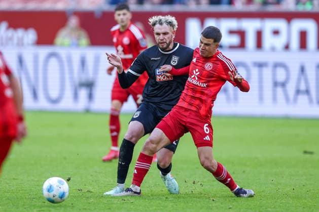 01.02.2025, Fußball, Fortuna Düsseldorf - SSV Ulm 1846, 2.. Fußball Bundesliga, 20. Spieltag, Merkur Spiel-Arena, Saison 2024 2025: Philipp Strompf (SSV Ulm 32) im Zweikampf gegen Giovanni Haag (Fortuna Düsseldorf 6) DFB regulations prohibit any use of photographs as image sequences and or quasi-video. Nordrhein-Westfalen Deutschland