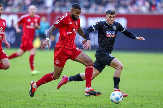 01.02.2025, Fußball, Fortuna Düsseldorf - SSV Ulm 1846, 2.. Fußball Bundesliga, 20. Spieltag, Merkur Spiel-Arena, Saison 2024 2025: Jamil Siebert (Fortuna Düsseldorf 20) im Zweikampf gegen Semir Telalovic (SSV Ulm 29) DFB regulations prohibit any use of photographs as image sequences and or quasi-video. Nordrhein-Westfalen Deutschland