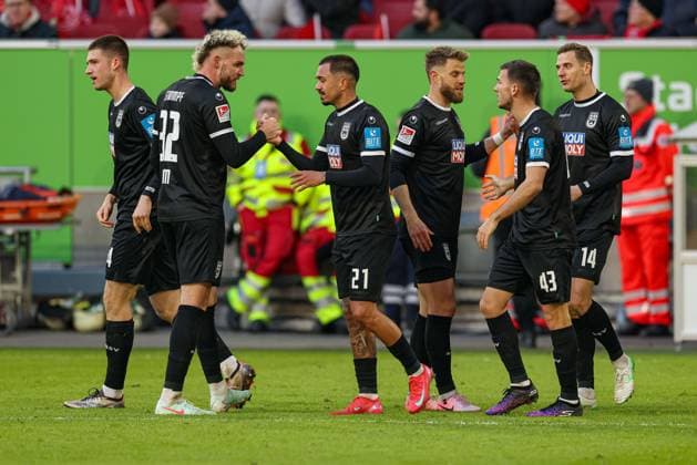 Düsseldorf, Deutschland, 01.02.25: Oliver Batista Meier (SSV Ulm 1846) Torjubel, jubelt mit seiner Mannschaft nach dem Treffer zum 2:2 waehrend des 2. Bundesliga Spiels zwischen Fortuna Düsseldorf vs SSV Ulm 1846 in der Merkur Spiel Arena am 01. February 2025 in Düsseldorf, Deutschland. Düsseldorf Merkur Spiel Arena North Rhine-Westphalia Germany