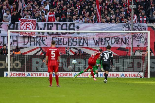 Düsseldorf, Deutschland, 01.02.25: Dawid Kownacki (Fortuna Düsseldorf) schiesst einen Elfmeter waehrend des 2. Bundesliga Spiels zwischen Fortuna Düsseldorf vs SSV Ulm 1846 in der Merkur Spiel Arena am 01. February 2025 in Düsseldorf, Deutschland. Düsseldorf Merkur Spiel Arena North Rhine-Westphalia Germany