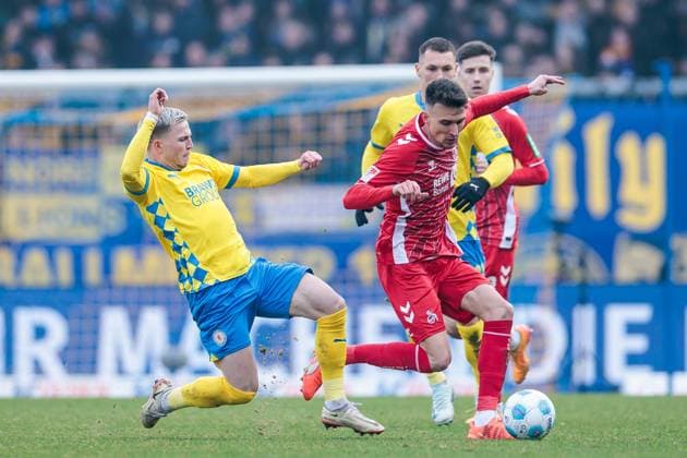 2. Fußball Bundesliga: Eintracht Braunschweig - 1. FC Köln; 01.02.2025 Zweikampf Lino Tempelmann (Eintracht Braunschweig, 20), Dejan Ljubicic (1. FC Köln, 7) 2. Fußball Bundesliga, Eintracht Braunschweig - 1. FC Köln, Braunschweig, EINTRACHT-Stadion am 01.02.2025 DFL REGULATIONS PROHIBIT ANY USE OF PHOTOGRAPHS AS IMAGE SEQUENCES AND OR QUASI-VIDEO.