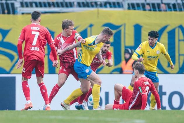 2. Fußball Bundesliga: Eintracht Braunschweig - 1. FC Köln; 01.02.2025 Zweikampf Timo Hübers (1. FC Köln, 4), Sebastian Polter (Eintracht Braunschweig, 17) 2. Fußball Bundesliga, Eintracht Braunschweig - 1. FC Köln, Braunschweig, EINTRACHT-Stadion am 01.02.2025 DFL REGULATIONS PROHIBIT ANY USE OF PHOTOGRAPHS AS IMAGE SEQUENCES AND OR QUASI-VIDEO.