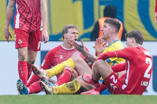 2. Fußball Bundesliga: Eintracht Braunschweig - 1. FC Köln; 01.02.2025 Timo Hübers (1. FC Köln, 4) und Sebastian Polter (Eintracht Braunschweig, 17) brüllen sich nach Zweikampf an 2. Fußball Bundesliga, Eintracht Braunschweig - 1. FC Köln, Braunschweig, EINTRACHT-Stadion am 01.02.2025 DFL REGULATIONS PROHIBIT ANY USE OF PHOTOGRAPHS AS IMAGE SEQUENCES AND OR QUASI-VIDEO.