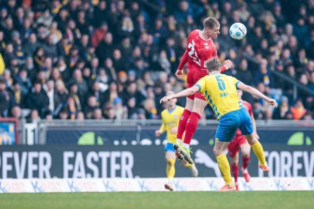 2. Fußball Bundesliga: Eintracht Braunschweig - 1. FC Köln; 01.02.2025 Kopfball Steffen Tigges (1. FC Köln, 21) 2. Fußball Bundesliga, Eintracht Braunschweig - 1. FC Köln, Braunschweig, EINTRACHT-Stadion am 01.02.2025 DFL REGULATIONS PROHIBIT ANY USE OF PHOTOGRAPHS AS IMAGE SEQUENCES AND OR QUASI-VIDEO.
