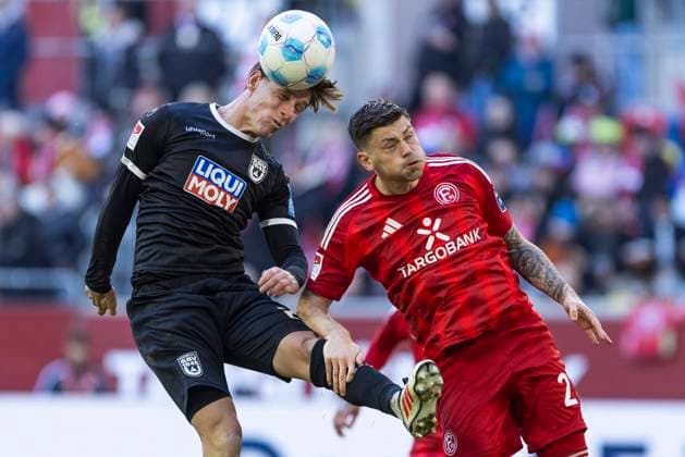 2. Fussball-Bundesliga: Fortuna Düsseldorf - SSV Ulm 1846 Fussball, 01.02.2024 Max Brandt (SSV Ulm 1846 Fussball, 23) im Zweikampf mit Dawid Kownacki (Fortuna Düsseldorf, 24). 2. Fussball-Bundesliga, Fortuna Düsseldorf - SSV Ulm 1846 Fussball, 20. Spieltag, am 01.02.2024, Merkur Spiel-Arena, Düsseldorf DFL regulations prohibit any use of photographs as image sequences and or quasi-video