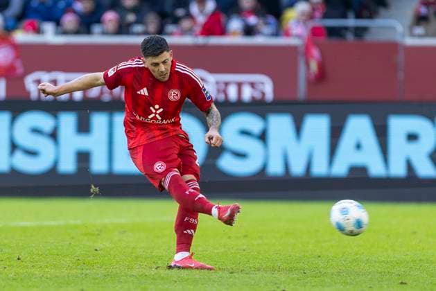 2. Fussball-Bundesliga: Fortuna Düsseldorf - SSV Ulm 1846 Fussball, 01.02.2024 Dawid Kownacki (Fortuna Düsseldorf, 24) erzielt das Tor zum 3:2 per Elfmeter. 2. Fussball-Bundesliga, Fortuna Düsseldorf - SSV Ulm 1846 Fussball, 20. Spieltag, am 01.02.2024, Merkur Spiel-Arena, Düsseldorf DFL regulations prohibit any use of photographs as image sequences and or quasi-video
