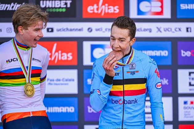 Sport Bilder des Tages 2025 UCI Cyclo-Cross WC - Men Under 23 LIEVIN, FRANCE - FEBRUARY 01 : Michels Jente (BEL) , Del Grosso Tibor (NED) on the podium during the 2025 UCI Cyclo-Cross World Championships for Men Under 23 on February 01, 2025 in Lievin, France, 01 02 2025 Lievin France  Copyright: xNicoxVereeckenx