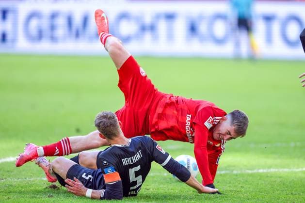 01.02.2025, Fußball, Fortuna Düsseldorf - SSV Ulm 1846, 2.. Fußball Bundesliga, 20. Spieltag, Merkur Spiel-Arena, Saison 2024 2025: Isak Johannesson (Fortuna Düsseldorf 8) wird im Zweikampf gegen Johannes Reichert (SSV Ulm 5) im Strafraum gefoult - Elfmeter DFB regulations prohibit any use of photographs as image sequences and or quasi-video. Nordrhein-Westfalen Deutschland