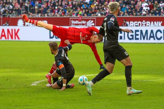 01.02.2025, xfanx, Fussball 2.Bundesliga, Fortuna Duesseldorf - SSV Ulm 1846 v.l. Johannes Reichert (SSV Ulm 1846) foult Isak Johannesson (Fortuna Düsseldorf), was zum Elfmeter für Düsseldorf führt) (DFL DFB REGULATIONS PROHIBIT ANY USE OF PHOTOGRAPHS as IMAGE SEQUENCES and or QUASI-VIDEO) Duesseldorf