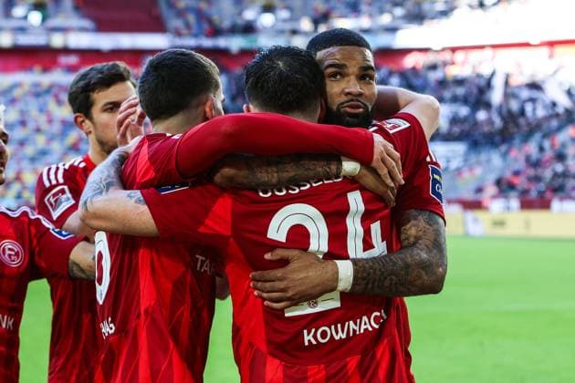 Fussball, 2.Bundesliga Saison 2024 2025 20.Spieltag Fortuna Düsseldorf - SSV Ulm 1846 01.02.2025, MERKUR SPIEL-ARENA Torjubel Fortuna Düsseldorf nach dem Elfmetertor zum 3-2 durch Dawid Kownacki (Fortuna Düsseldorf, 24), die Spieler freuen sich Düsseldorf MERKUR SPIEL-ARENA Nordrhein-Westfahlen Deutschland