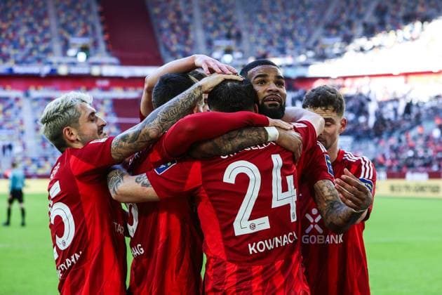 Fussball, 2.Bundesliga Saison 2024 2025 20.Spieltag Fortuna Düsseldorf - SSV Ulm 1846 01.02.2025, MERKUR SPIEL-ARENA Torjubel Fortuna Düsseldorf nach dem Elfmetertor zum 3-2 durch Dawid Kownacki (Fortuna Düsseldorf, 24), die Spieler freuen sich Düsseldorf MERKUR SPIEL-ARENA Nordrhein-Westfahlen Deutschland