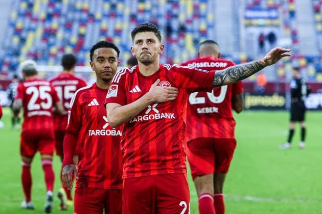Sport Bilder des Tages Fussball, 2.Bundesliga Saison 2024 2025 20.Spieltag Fortuna Düsseldorf - SSV Ulm 1846 01.02.2025, MERKUR SPIEL-ARENA Dawid Kownacki (Fortuna Düsseldorf, 24) freut sich nach seinem Elfmetertor zum 3-2 Düsseldorf MERKUR SPIEL-ARENA Nordrhein-Westfahlen Deutschland