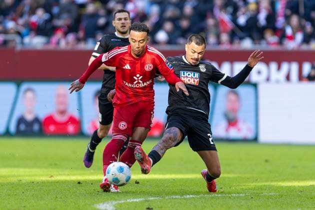 2. Fussball-Bundesliga: Fortuna Düsseldorf - SSV Ulm 1846 Fussball, 01.02.2024 Oliver Batista Meier (SSV Ulm 1846 Fussball, 21), Myron van Brederode (Fortuna Düsseldorf, 10). 2. Fussball-Bundesliga, Fortuna Düsseldorf - SSV Ulm 1846 Fussball, 20. Spieltag, am 01.02.2024, Merkur Spiel-Arena, Düsseldorf DFL regulations prohibit any use of photographs as image sequences and or quasi-video