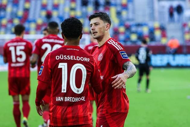Fussball, 2.Bundesliga Saison 2024 2025 20.Spieltag Fortuna Düsseldorf - SSV Ulm 1846 01.02.2025, MERKUR SPIEL-ARENA Dawid Kownacki (Fortuna Düsseldorf, 24) freut sich nach seinem Elfmetertor zum 3-2 mit Myron van Brederode (Fortuna Düsseldorf, 10= Düsseldorf MERKUR SPIEL-ARENA Nordrhein-Westfahlen Deutschland