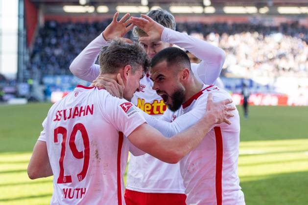 Sport Bilder des Tages 01.02.2025, Fussball, GER, Saison, 2.Liga, Saision 2024 2025, 20. Spieltag, SSV Jahn Regensburg - Hertha BSC Berlin Jubel nach dem 2:0 durch Elias Huth (SSV Jahn Regensburg) DFL REGULATIONS PROHIBIT ANY USE OF PHOTOGRAPHS AS IMAGE SEQUENCES AND OR QUASI-VIDEO.