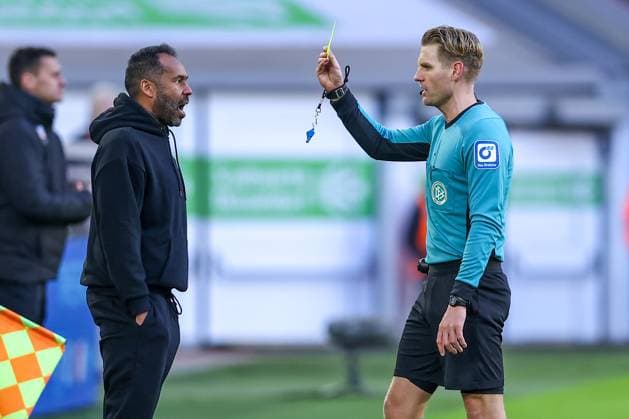 01.02.2025, Fußball, Fortuna Düsseldorf - SSV Ulm 1846, 2.. Fußball Bundesliga, 20. Spieltag, Merkur Spiel-Arena, Saison 2024 2025: Gelbe Karte für Cheftrainer Daniel Thioune (Trainer Fortuna Düsseldorf) DFB regulations prohibit any use of photographs as image sequences and or quasi-video. Nordrhein-Westfalen Deutschland